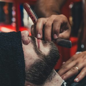 CORTE DE PELO Y AFEITADO DE BARBA